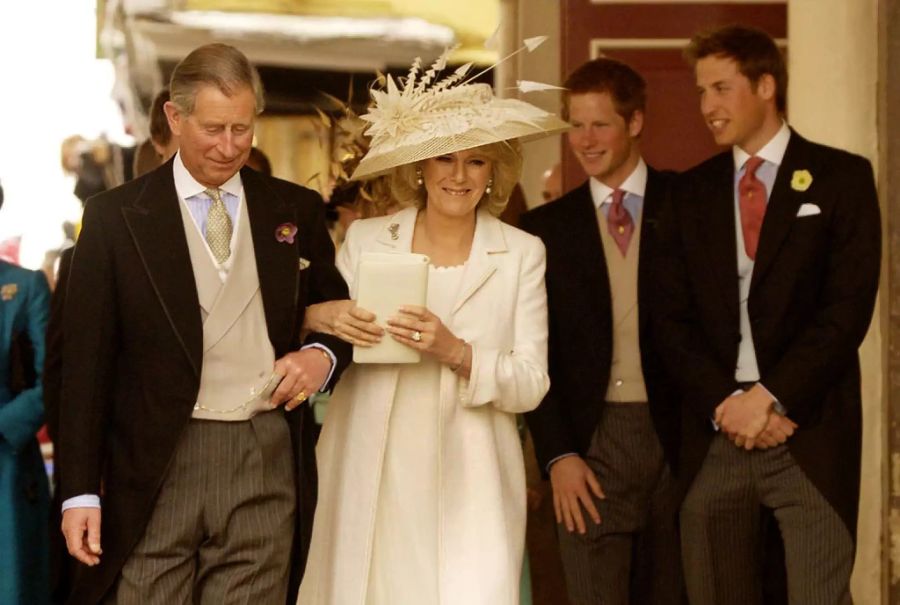 Camilla mit ihrem Ehemann Charles und den Stiefsöhnen Prinz Harry und Prinz William.