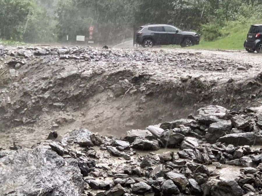 Die Schlammlawine machte ein Weiterkommen auf der Strasse unmöglich.