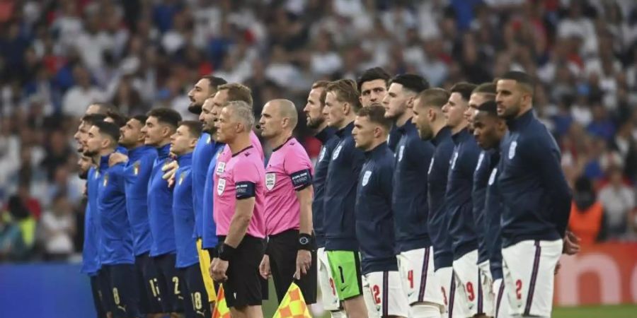 Die Spieler von Italien und England stellen sich für die Hymnen vor dem Endspiel auf. Foto: Andy Rain/POOL EPA/AP/dpa
