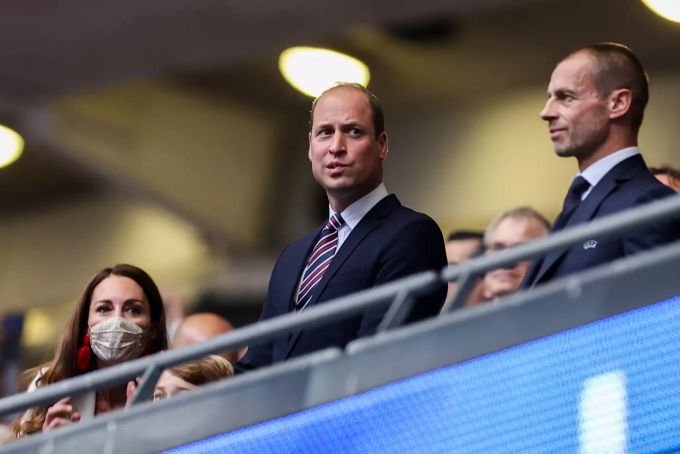 Herzogin Kate (l-r), Prinz George, Prinz William und Aleksander Ceferin, Präsident der UEFA, stehen während der Nationalhymne auf der Tribüne. Italien - England