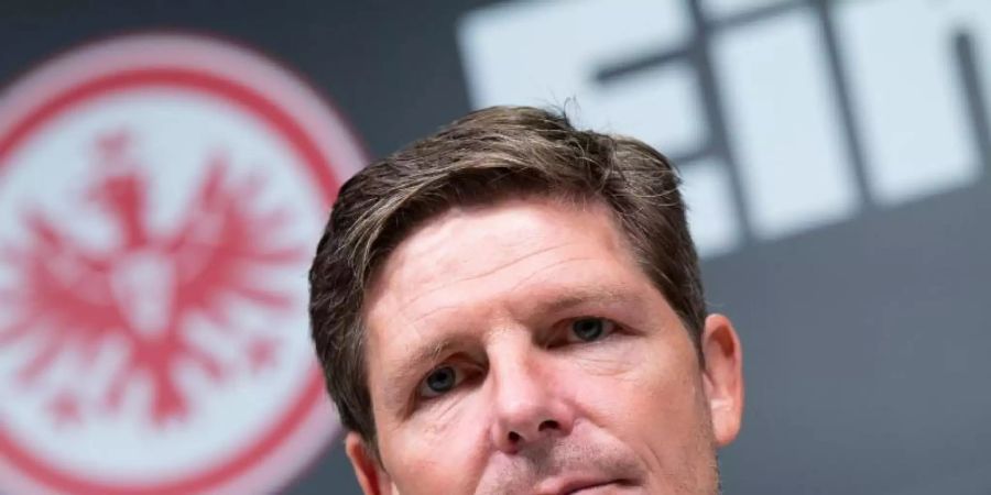 Kann sich auf das 21-jährige dänische Talent freuen: Eintracht-Trainer Oliver Glasner. Foto: Sebastian Gollnow/dpa