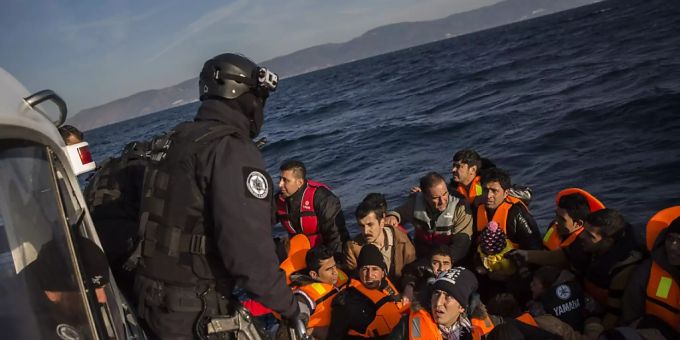 Mitarbeitende der Frontex retten Bootsflüchtlinge in der Nähe der griechischen Insel Lesbos. Frontex