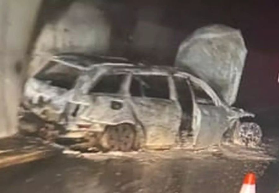 Das ausgebrannte Auto des Schiedsrichters in einem Tunnel.