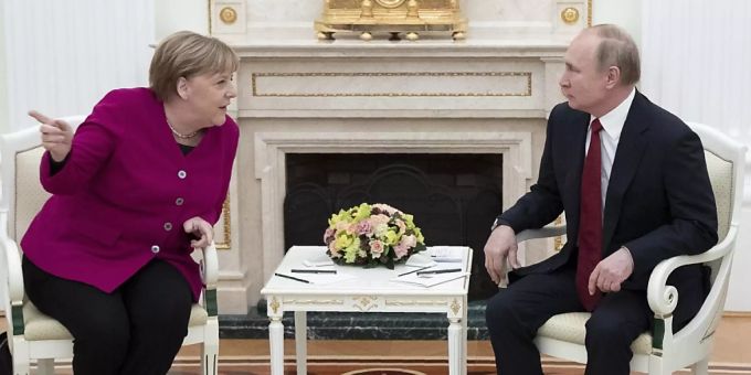 ARCHIV - Bundeskanzlerin Angela Merkel und der russische Präsident Wladimir Putin unterhalten sich im Kreml. Foto: Pavel Golovkin/AP/dpa ARCHIV - Bundeskanzlerin Angela Merkel und der russische Präsident Wladimir Putin unterhalten sich im Kreml. Foto: Pavel Golovkin/AP/dpa