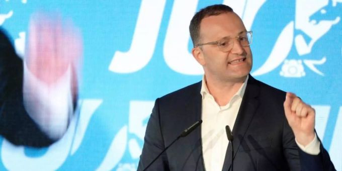 Gesundheitsminister Jens Spahn (CDU) erwägt, allen Bürgern eine Corona-Auffrischimpfung anzubieten. Foto: Henning Kaiser/dpa Gesundheitsminister Jens Spahn (CDU) erwägt, allen Bürgern eine Corona-Auffrischimpfung anzubieten. Foto: Henning Kaiser/dpa