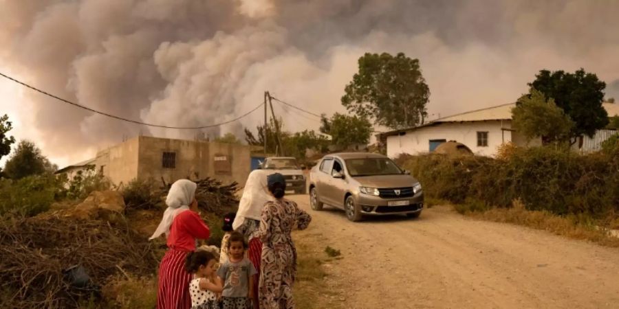 Frauen und Kinder  neben Waldbrand in Marokko