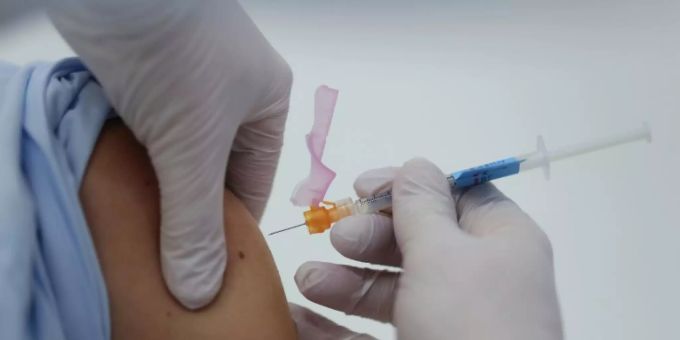 Angesichts des Impfstoffmangels in den Entwicklungsländern fordert Amnesty International eine gerechtere Verteilung der Dosen. (Symbolbild) Coronavirus