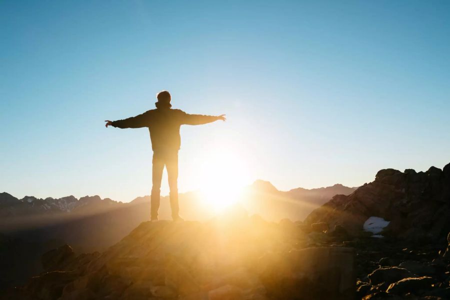 Mann auf Berg im Licht