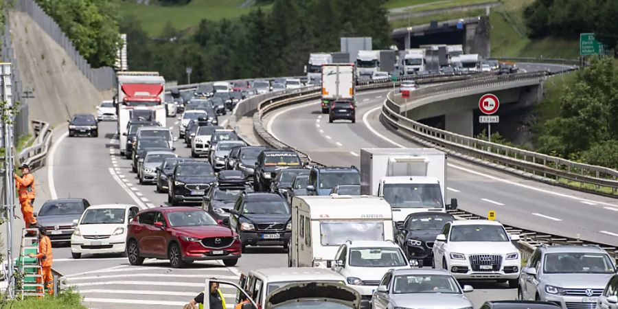 Nicht zum ersten und nicht zum letzten Mal in diesem Sommer: Stau vor dem Gotthardnorportal. (Archivaufnahme)