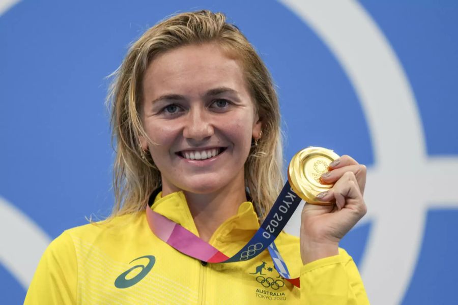 Ariarne Titmus strahlt mit der Goldmedaille an Olympia 2021.