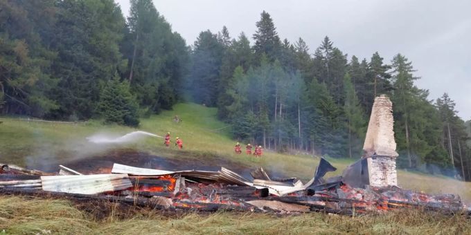 Die Feuerwehr Domleschg konnte das Übergreifen des Feuers auf den Wald verhindern. Domleschg GR