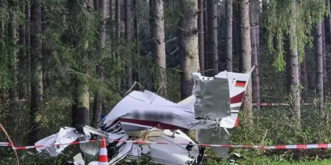 Das Flugzeug ist nahe eines Waldes abgestürzt. Foto: Nicolas Schäfers/benjamin Liss/dpa Das Flugzeug ist nahe eines Waldes abgestürzt. Foto: Nicolas Schäfers/benjamin Liss/dpa