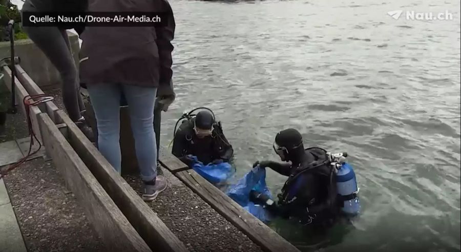 Taucher helfen den Zürichsee von Abfall zu befreien.