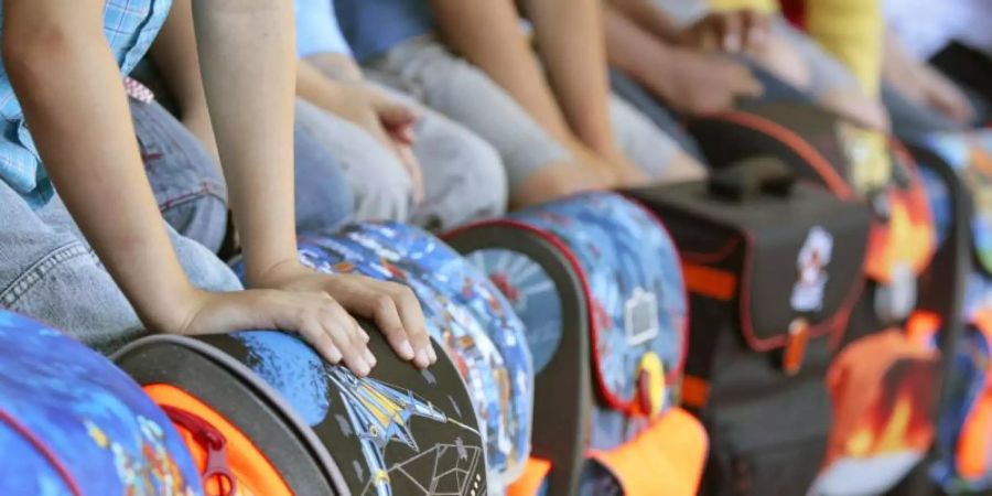 Erstklässler warten auf ihre Einschulung. Foto: picture alliance / dpa