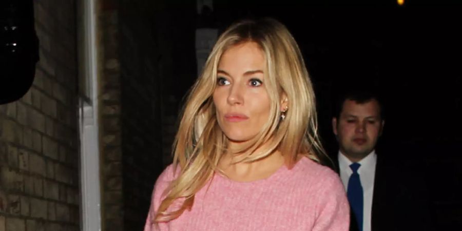 Sienna Miller im rosa Kleid.