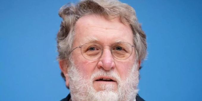 «Unnötiger Druck muss vermieden werden»: Virologe Thomas Mertens, Vorsitzender der Ständigen Impfkommission, wehrt sich gegen die Forderung aus der Politik, die bisher ausstehende Impf-Empfehlung für Kinder und Jugendliche zu überprüfen. Foto: Kay Nietfeld/dpa «Unnötiger Druck muss vermieden werden»: Virologe Thomas Mertens, Vorsitzender der Ständigen Impfkommission, wehrt sich gegen die Forderung aus der Politik, die bisher ausstehende Impf-Empfehlung für Kinder und Jugendliche zu überprüfen. Foto: Kay Nietfeld/dpa