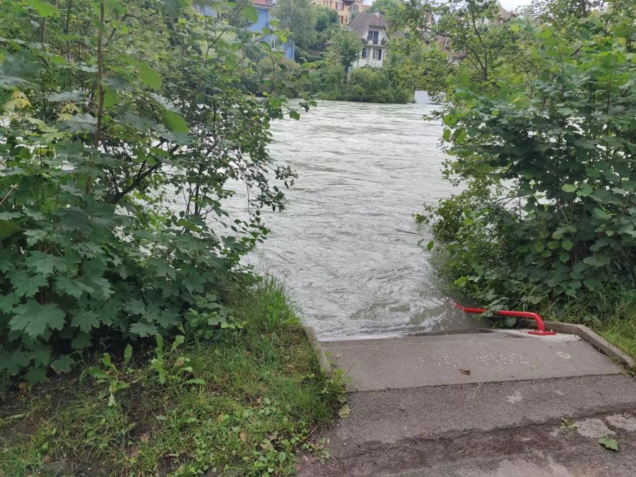 Auch hier ist das Wasser nur noch knapp unter dem Gehweg.