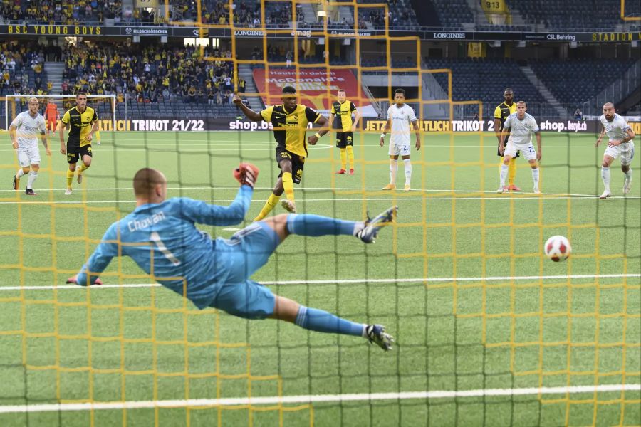 Jordan Siebatcheu schickt Slovan-Keeper Adrian Chovan in die falsche Ecke.