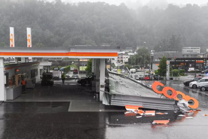 Im Tessin stürzte sogar eine Tankstelle ein. Das Wetter machte dem Sommer einen Strich durch die Rechnung. Tessin Unwetter