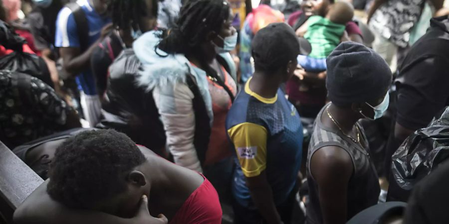 dpatopbilder - Migranten warten inmitten der Corona-Pandemie auf ein Boot, das sie nach Capurgana an der Grenze zu Panama bringen soll. Die Migranten nehmen sich vor, in die USA einzuwandern. Foto: Ivan Valencia/AP/dpa