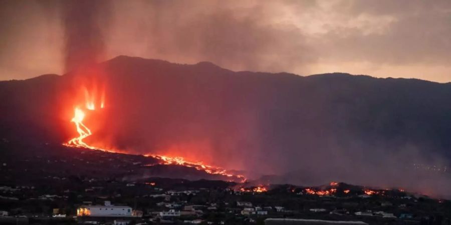Blick auf den Vulkan in der Cumbre Vieja, der Lava und Pyroklastika ausstösst. Foto: Kike Rincón/EUROPA PRESS/dpa