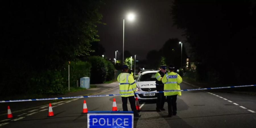 Polizeibeamte errichten eine Sperre in der Royal Navy Avenue in der Nähe eines Tatorts in der Gegend von Keyham. Foto: Ben Birchall/PA Wire/dpa