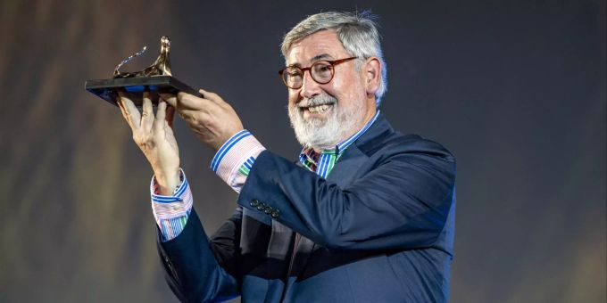 John Landis posiert mit dem «Pardo d`onore»-Award auf der Piazza Grande am 74. Internationalen Filmfestival Locarno in Locarno, Schweiz, Freitag, 13. August 2021. John Landis