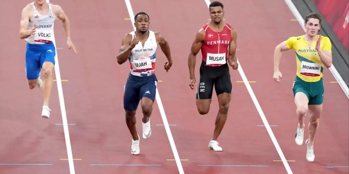 CJ Ujah (2. v. l.) lief bei Olympia 2021 mit der britischen Staffel zur Silbermedaille. Olympia 2021 CJ Ujah