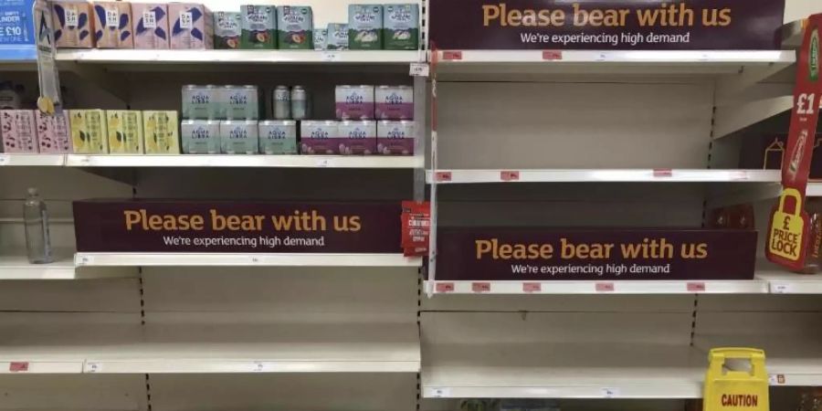 Leere Regale in einem englischen Supermarkt. Foto: Matthew Cooper/PA/AP/dpa