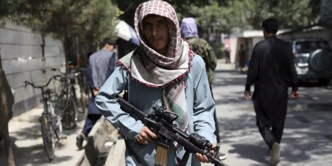 Ein Taliban-Kämpfer steht an einem Kontrollpunkt im Viertel Wazir Akbar Khan in Kabul, Afghanistan, am Sonntag, 22. August 2021. Taliban Kabul