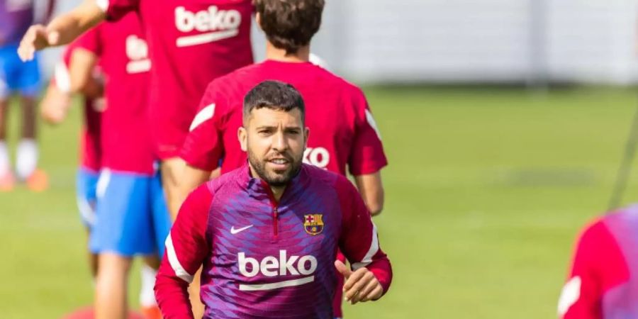 Auch Jordi Alba wird beim FC Barcelona Gehaltseinbussen hinnehmen. Foto: Philipp von Ditfurth/dpa