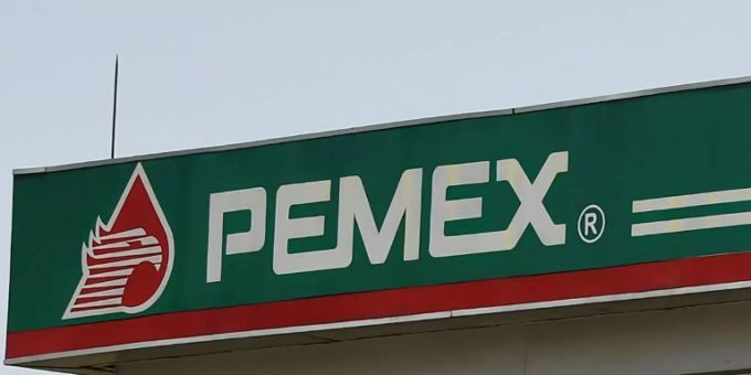 Pemex-Logo an einer Tankstelle in Mexiko-Stadt Pemex-Logo an einer Tankstelle in Mexiko-Stadt