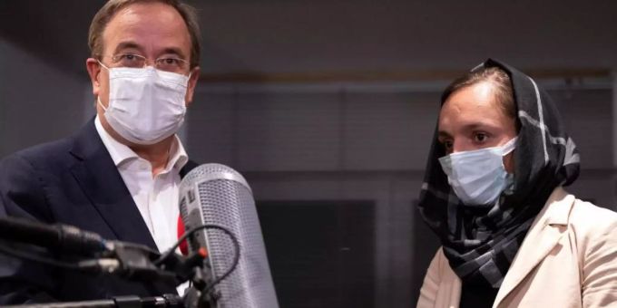 Die afghanische Frauenrechtlerin Zarifa Ghafari (r) traf am Abend NRW-Ministerpräsident Armin Laschet. Foto: Federico Gambarini/dpa Die afghanische Frauenrechtlerin Zarifa Ghafari (r) traf am Abend NRW-Ministerpräsident Armin Laschet. Foto: Federico Gambarini/dpa