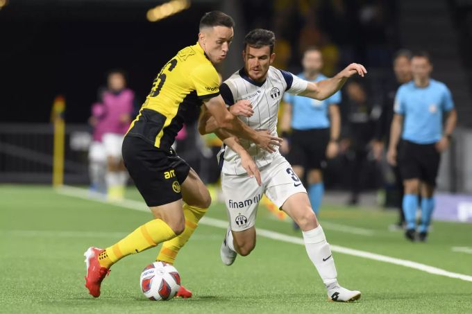 Silvan Hefti (YB) gegen Adrian Guerrero (FCZ). YB FCZ Super League
