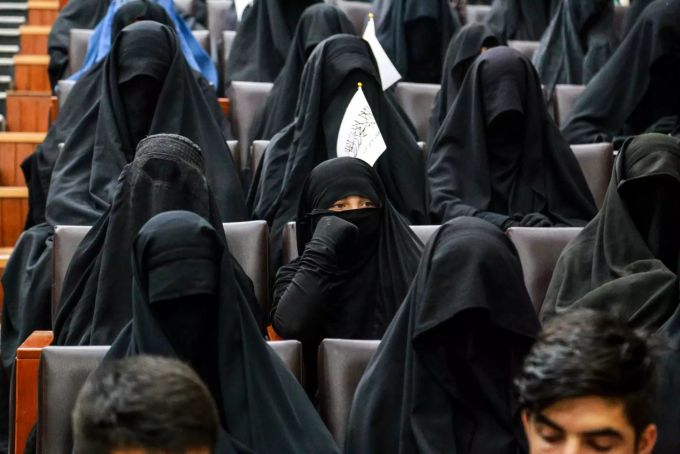 Die demonstrierenden Frauen tragen eine in Afghanistan unbekannte Form der Verschleierung. Afghanistan crisis