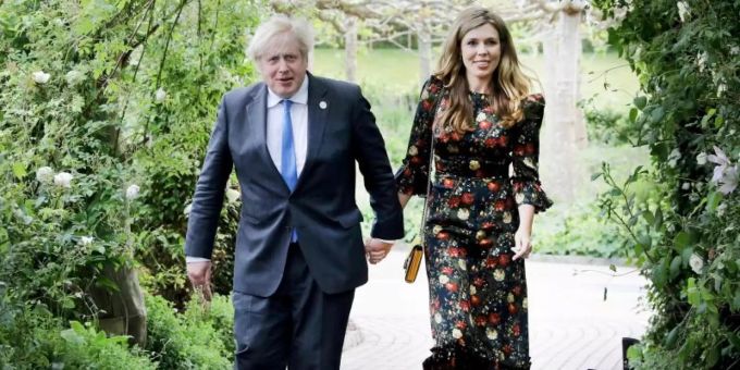 Boris Johnson und seine Ehefrau Carrie Johnson im Juni in Cornwall. boris johnson