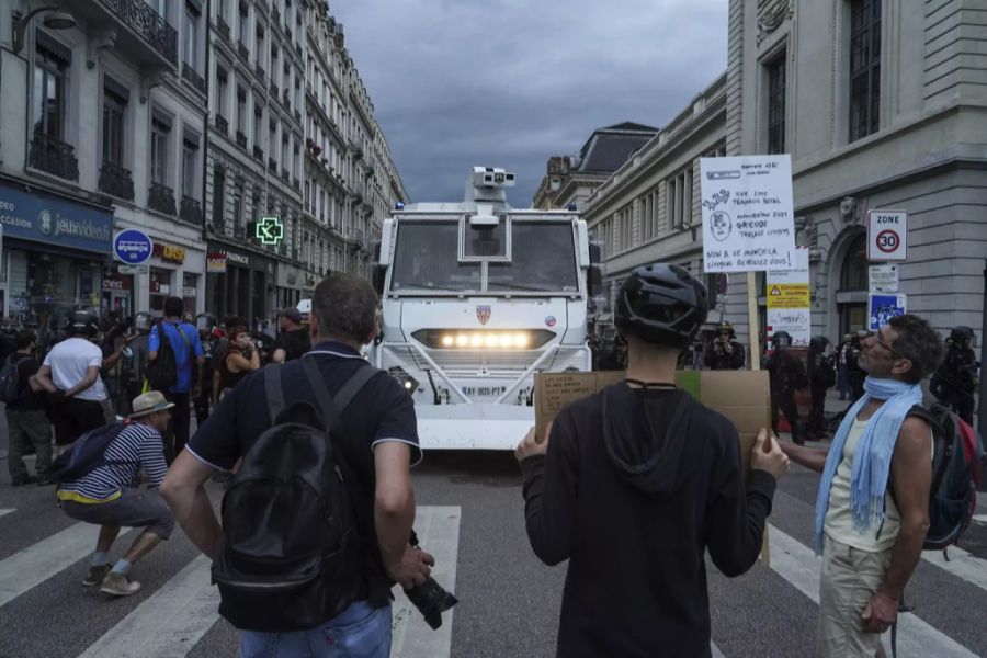 Die Polizei war mit einem Grossaufgebot vor Ort.