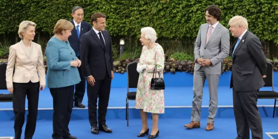 Merkel und die Queen am Rande des G7-Gipfels in Cornwall
