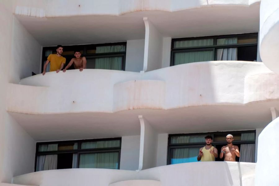 Schüler stehen auf dem Balkon im Hotel Palma Bellver, wo sie in Zwangsisolation sind, nachdem ein Massenausbruch des Coronavirus vorfiel.