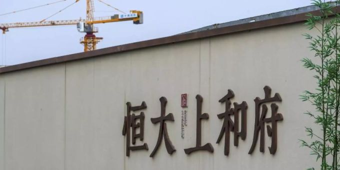 Ein Baukran steht auf einem neuen Wohnbauprojekt von Evergrande in Peking. Foto: Andy Wong/AP/dpa Ein Baukran steht auf einem neuen Wohnbauprojekt von Evergrande in Peking. Foto: Andy Wong/AP/dpa
