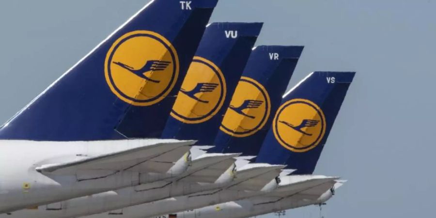 Passagiermaschinen der Lufthansa stehen auf dem Rollfeld des Flughafens Frankfurt. Foto: Boris Roessler/dpa