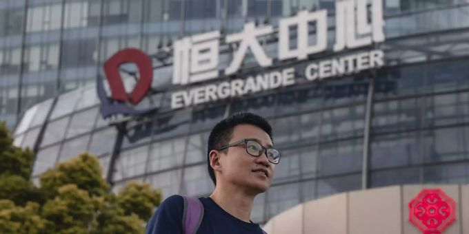Eine Couponzahlung des zweitgrössten chinesischen Baukonzerns Evergrande hat am Mittwochmorgen die Märkte im Fernen Osten etwas beruhigt. Eine Couponzahlung des zweitgrössten chinesischen Baukonzerns Evergrande hat am Mittwochmorgen die Märkte im Fernen Osten etwas beruhigt.