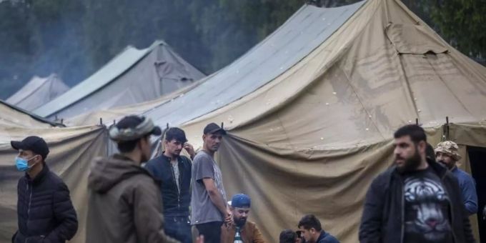 Neu errichtetes Flüchtlingslager im litauisch-belarussischen Grenzgebiet. Foto: Mindaugas Kulbis/AP/dpa Migranten Lettland