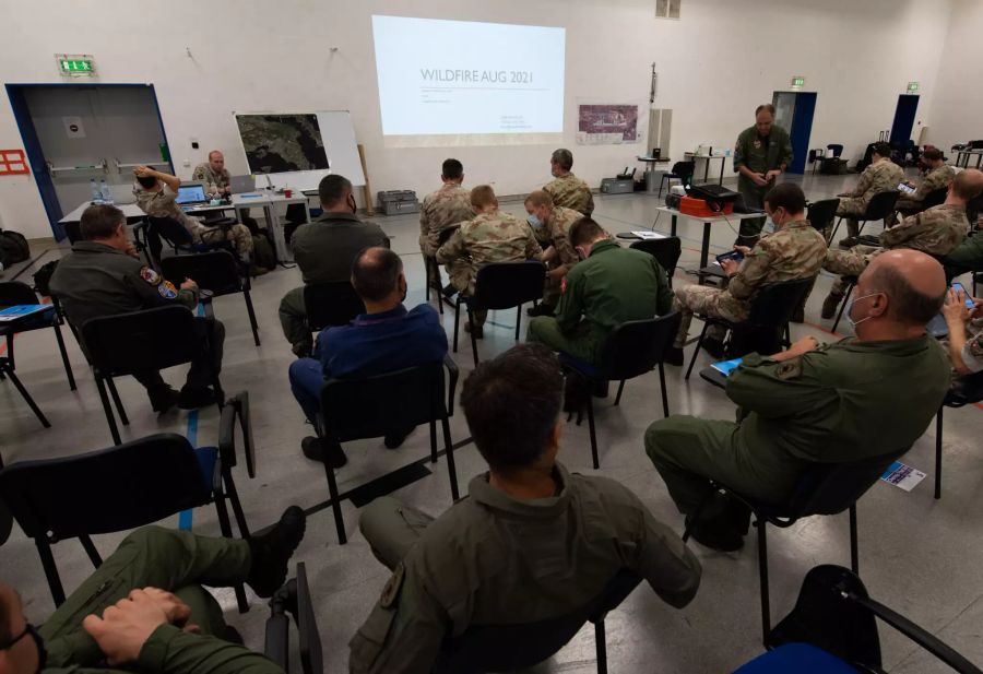 Dann erhält das Schweizer Team vor Ort sein erstes Briefing der Einsatzleitung.