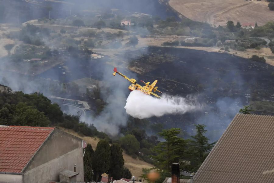 Ein Löschflugzeug im Einsatz auf Sizilien.