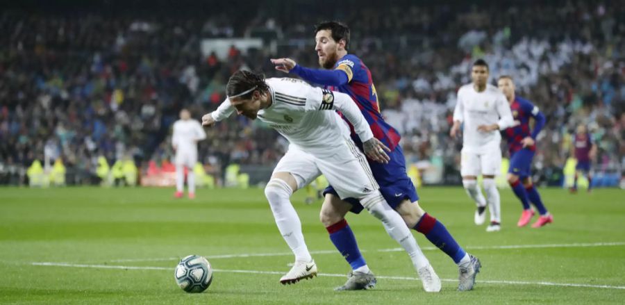 Ramos (l.) und Messi kämpfen um den Ball.