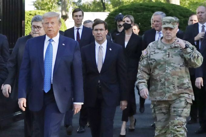 Donald Trump und Mark Milley (rechts in Uniform). Donald Trump