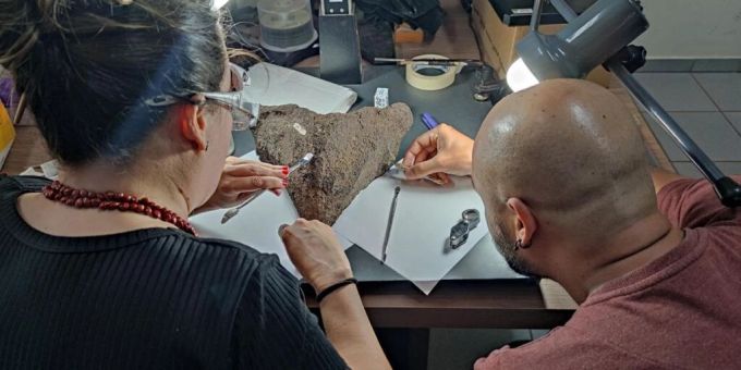Erstautor Gabriel Ferreira (rechts) entnimmt Proben von den Fossilien für die geochemischen Analysen. schildkrot