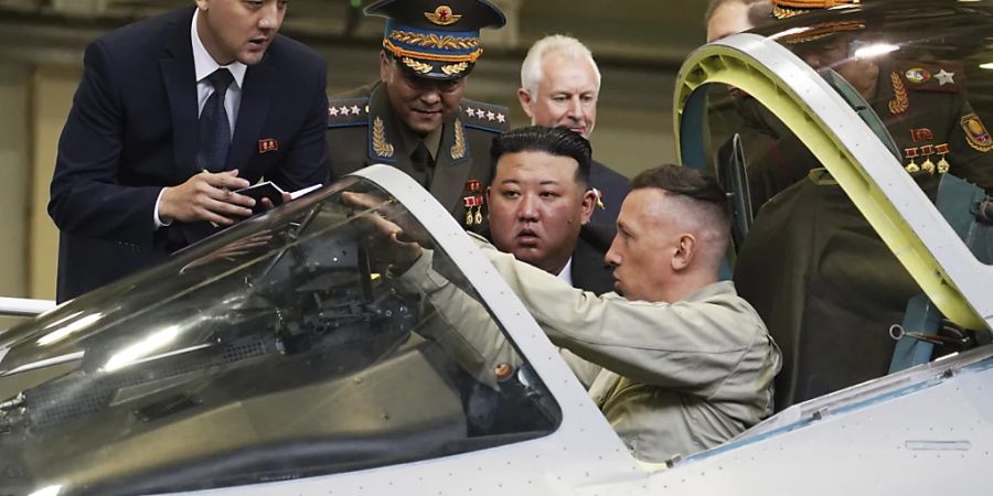 HANDOUT - Kim Jong Un bei der Betrachtung des Cockpits eines Militärjets. Foto: Khabarovsky Krai Region Government/AP/dpa - ACHTUNG: Nur zur redaktionellen Verwendung und nur mit vollständiger Nennung des vorstehenden Credits