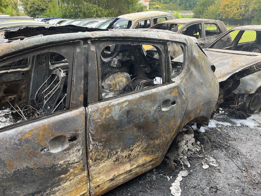 18 Fahrzeuge brannten völlständig aus oder wurden beschädigt.